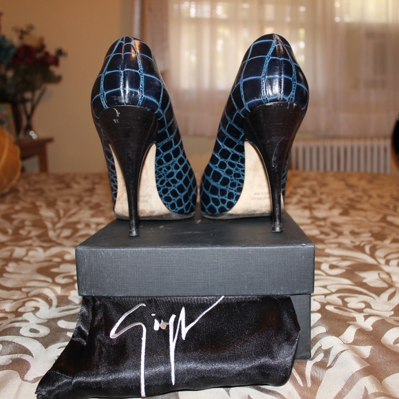 Giuseppe Zanotti Navy Blue Pumps - Picture 2 of 2